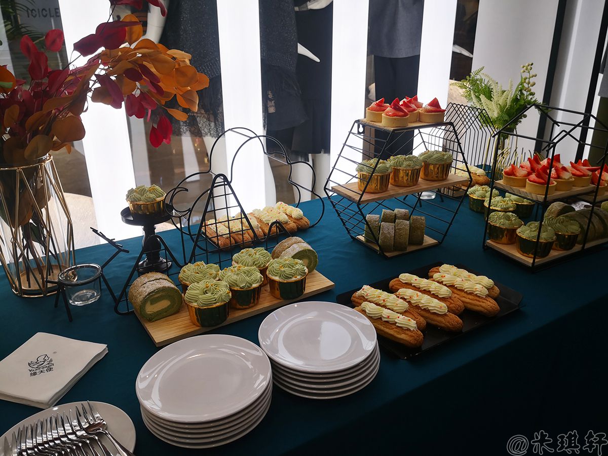 COSCOA寇莎奢侈品百合3周年庆典布置的茶歇甜品台(图4)